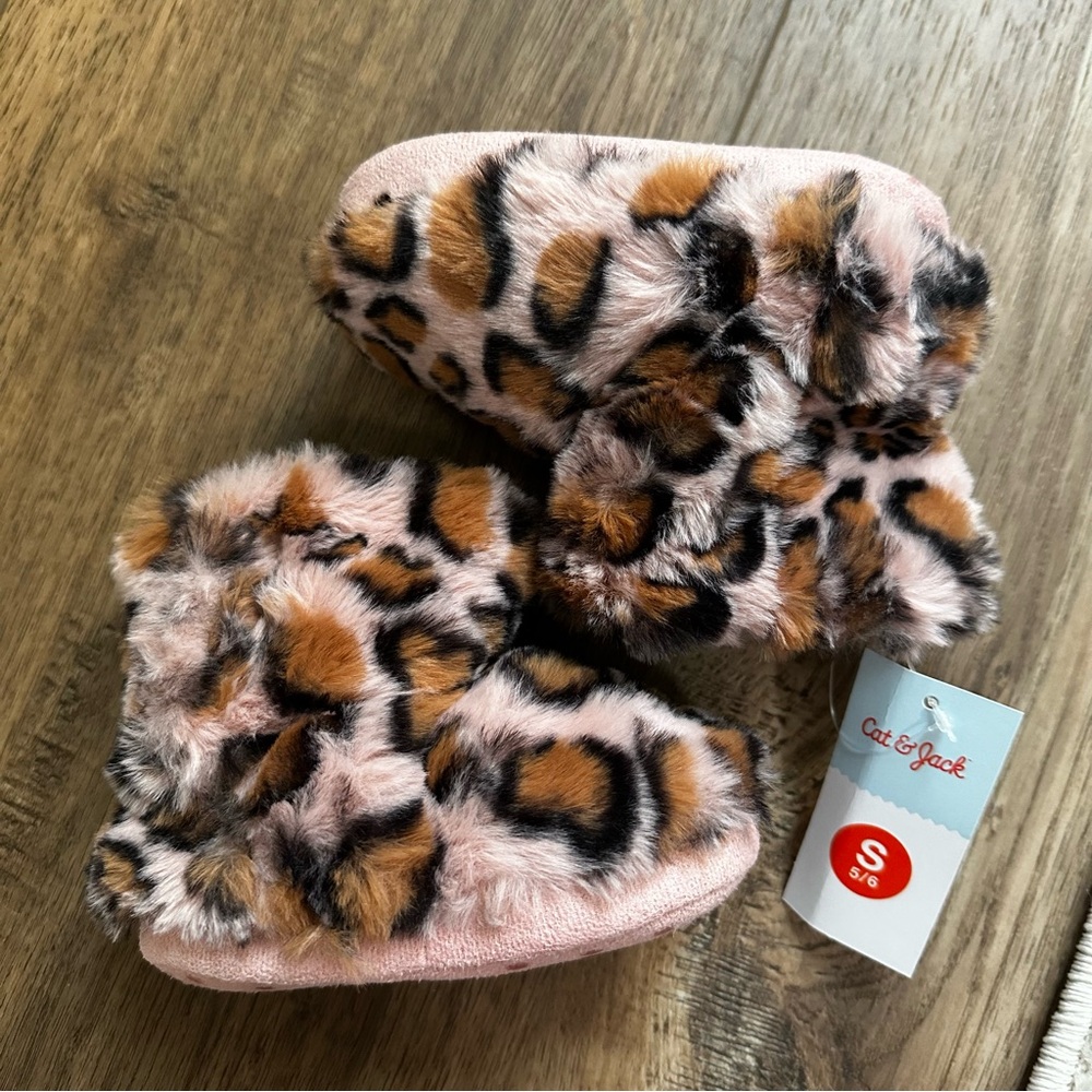 NWT!! Cat & Jack Leopard Print Kids Slippers, Pink Dallas Style, Non-Slip, S 5/6